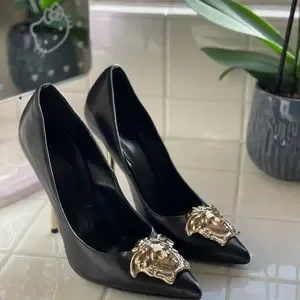 VERSACE★素敵！BLACK LEATHER GOLD MEDUSA HEAD HEEL PUMPS Versace Women's Gold Medusa Black Patent Leather Heeled